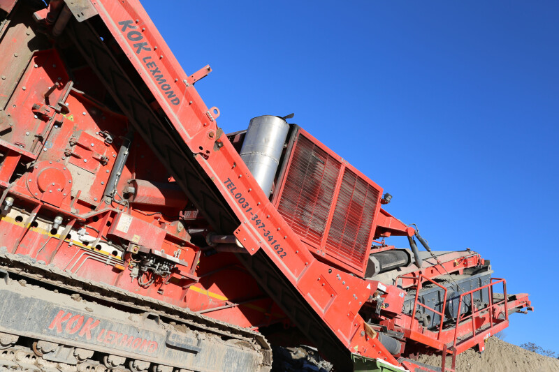 Lightweight overbelt magnet with super-deep magnetic field