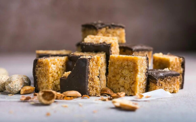 Article by Siroko: Cycling snacks: easy oven-baked and no-bake flapjack options